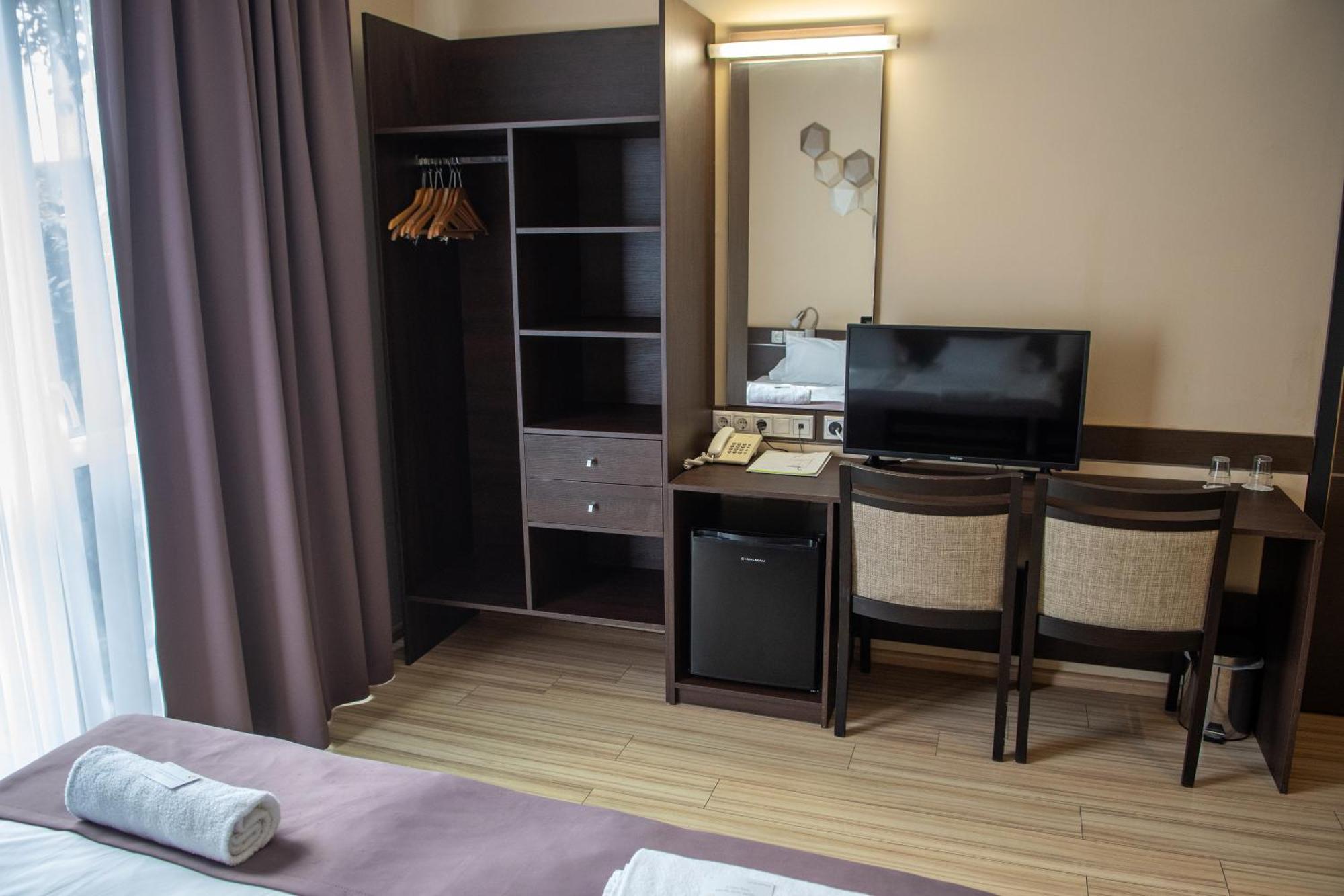 Ce Plaza Hotel 4*