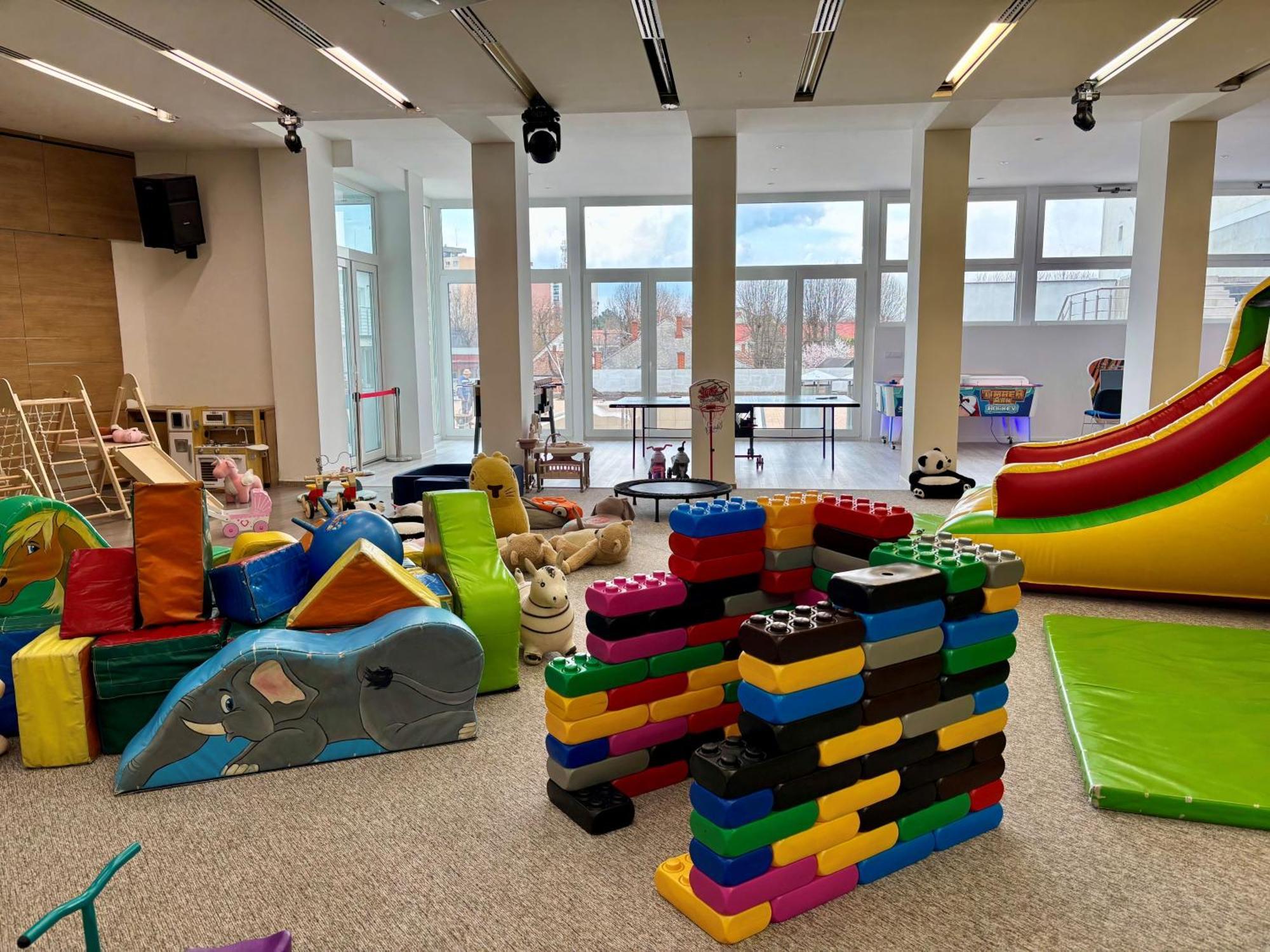 Готель Ce Plaza 4*