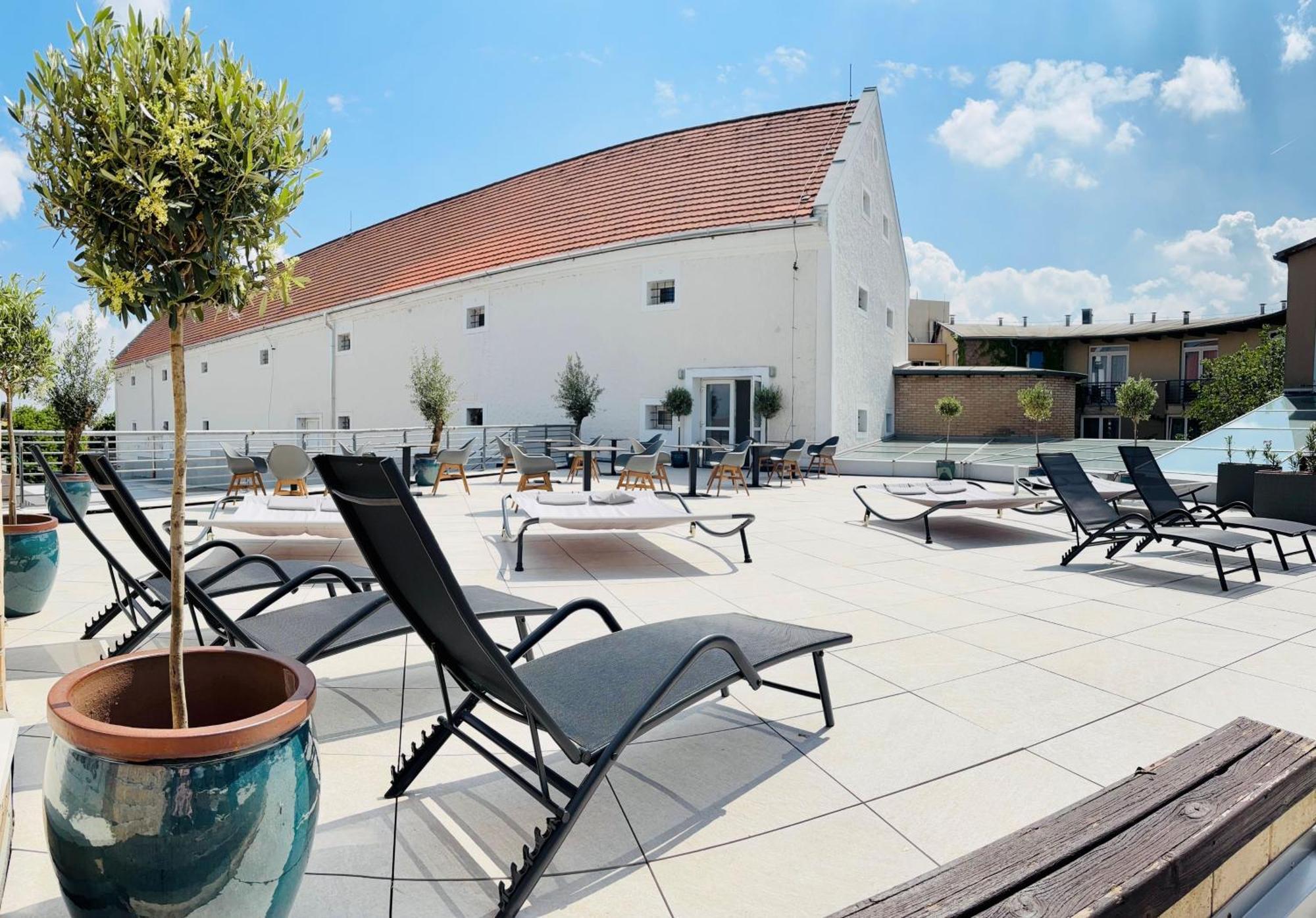 Ce Plaza Hotel