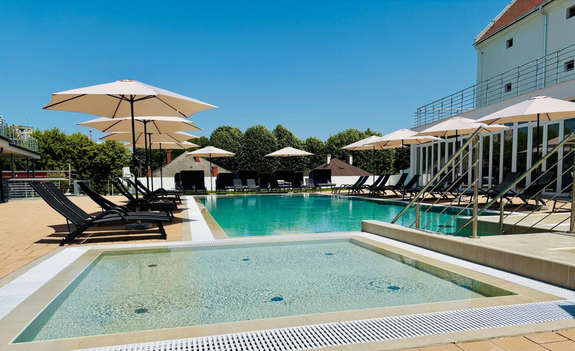 Ce Plaza Готель 4*