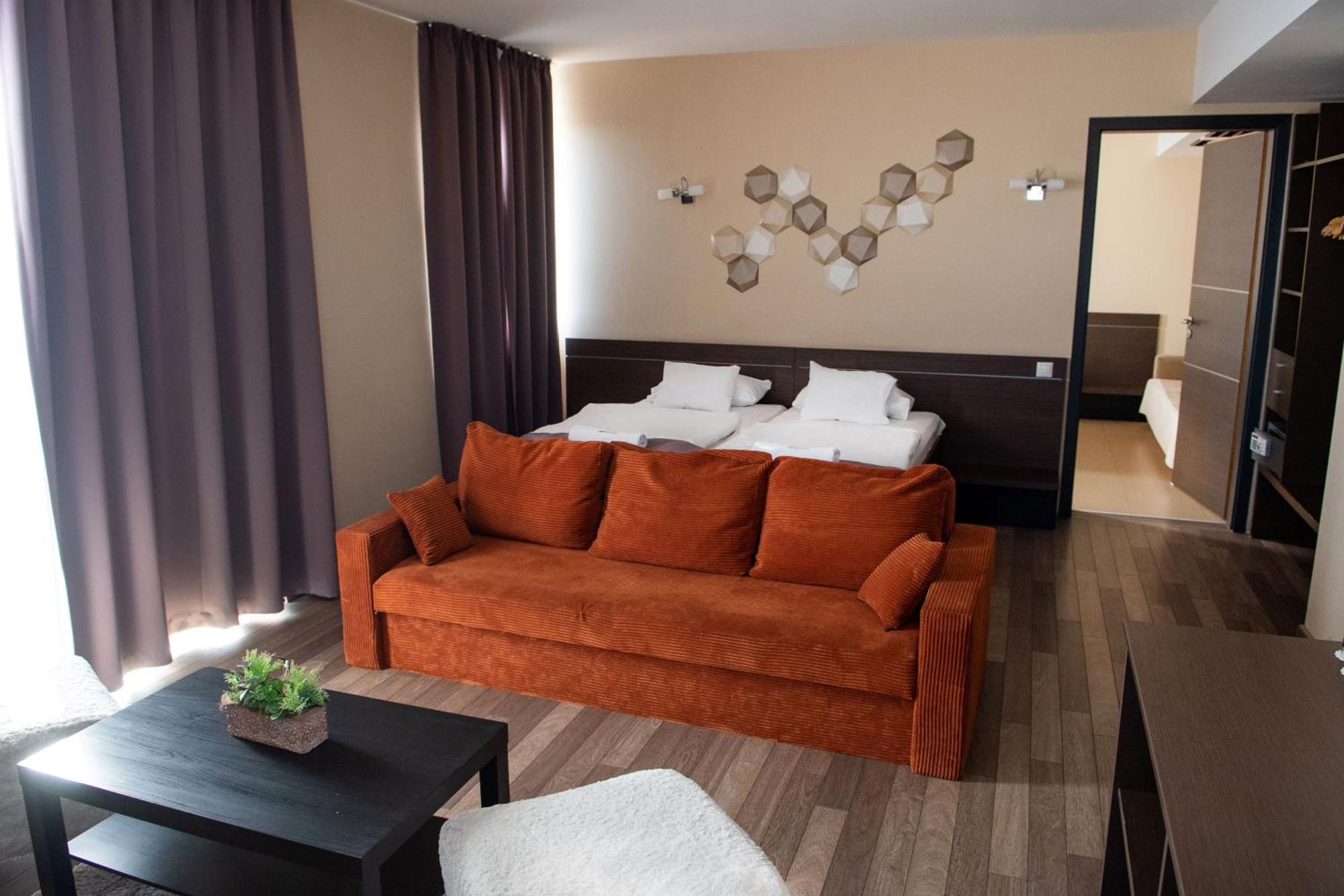 Ce Plaza Hotel 4*