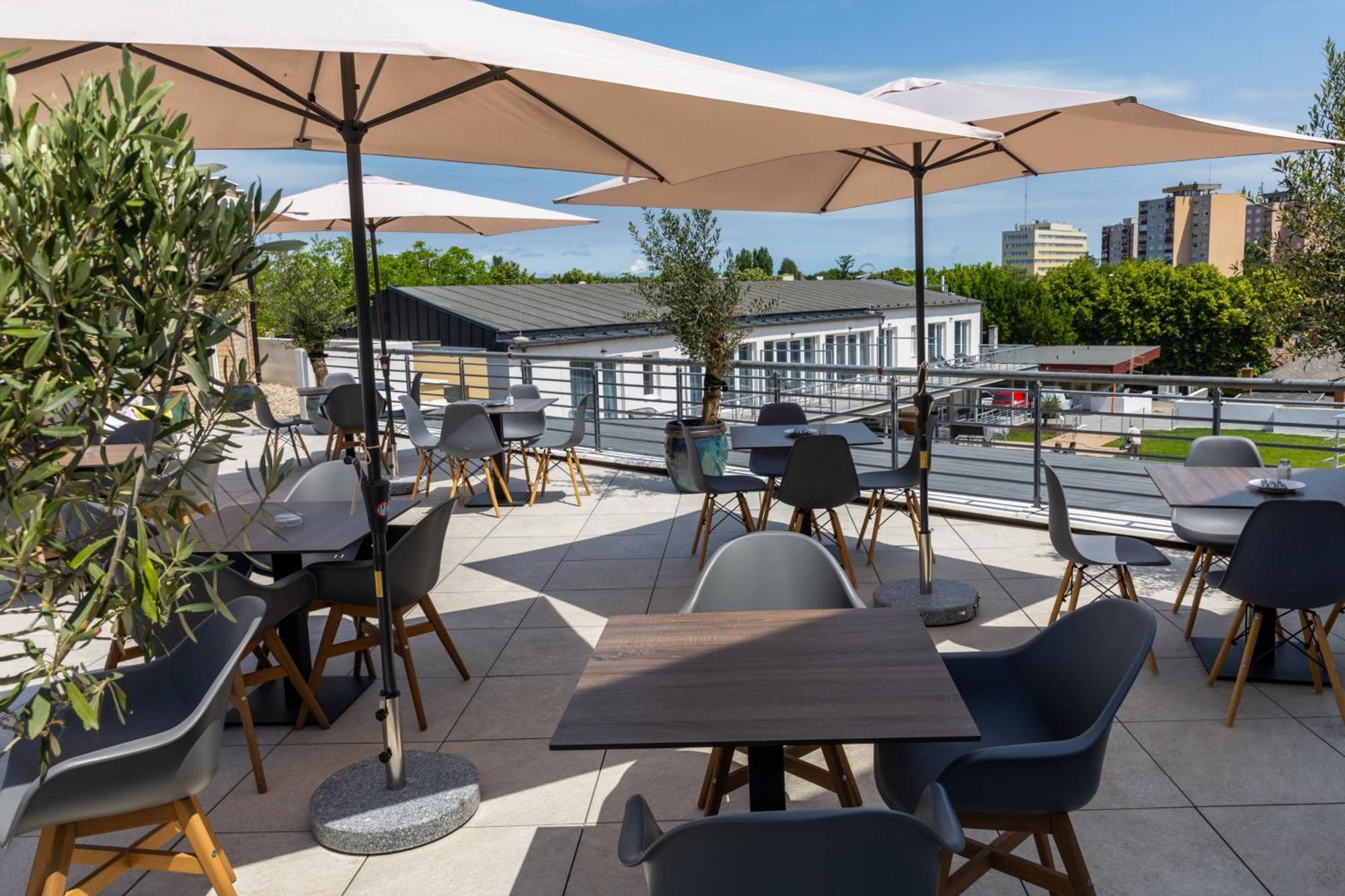 Готель Ce Plaza 4*